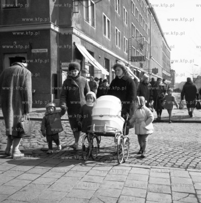 Gdansk Wrzeszcz, Kobiety z dziecmi i wozkiem na skrzyzowaniu...