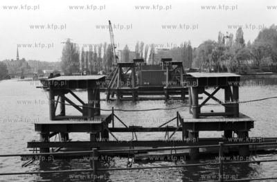 Budowa tymczasowej przeprawy przez Martwa Wisłe łączacą...