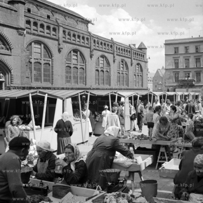 Targowisko na placu Dominikańskim przy Hali Targowej...