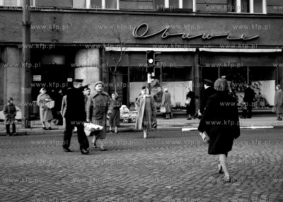 Przed sklepem obuwniczym w Gdyni. ( lata60 )
1960
0006171z_gdynia
Fot....