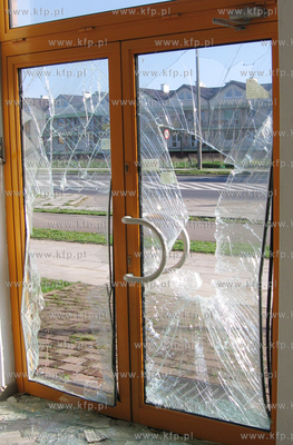 Potluczone zbrojone szyby w budynku przy ul. Lubelskiej...