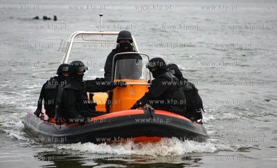 Ekipa filmowa serialu Kryminalni realizuje na plazy...