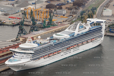 Gdynia z lotu ptaka. Nz. Wycieczkowiec STAR PRINCES...