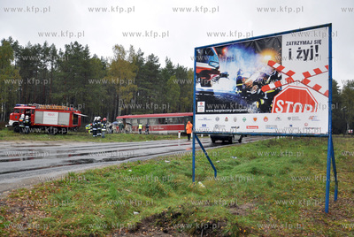 Na niestrzezonym przejezdzie kolejowym w Lipuszu TiR...