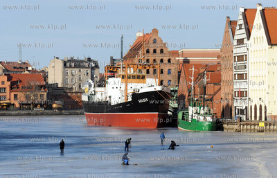 Gdansk. Wedkarze na zamarznietej Motlawie w okolicy...