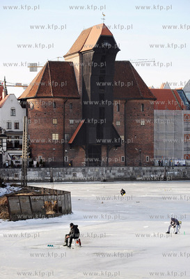 Gdansk. Wedkarze na zamarznietej Motlawie w okolicy...