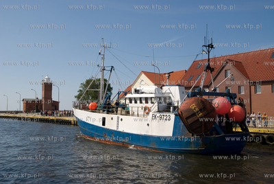 Darlowko. Kuter rybacki Hanna wyplywa w morze.

13.06.2011...