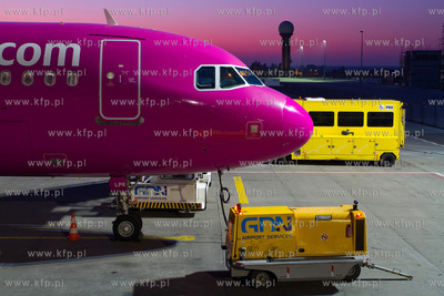 Nocne obrazki z plyty gdanskiego lotniska. Nz. WizzAir...