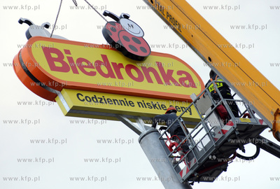 Na skutek silnego wiatru przechylil sie slup z logotypem...