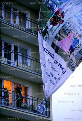 Gdansk. Silny wiatr zerwal baner reklamowy na bloku...