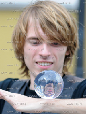 Pokaz zonglerki artystycznej w wykonaniu Krzysztofa...