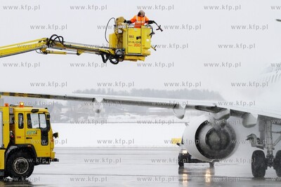 Wiosna w zimowej szacie w Porcie Lotniczym Gdansk im....