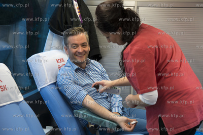 Final WOSP 2015. Prezydent Slupska Robert Biedron oddaje...