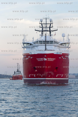 Kablowiec Siem Aimery - wychodzi z portu Gdansk w dniu...