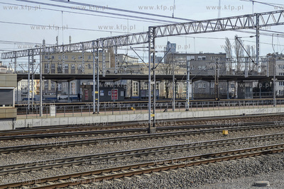 Opustoszaly w zwiazku z zagrozeniem koronawirusem Dworzec...