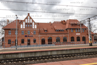 Zabytkowy budynek dworca kolejowego w Pszczółkach....