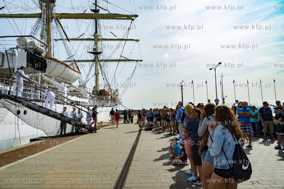 Dar Młodzieży wpływa do Nabrzeża Pomorskiego w...