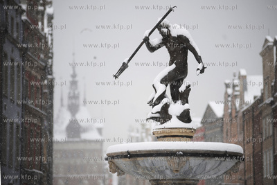 Zasniezony Gdansk. Fontanna Neptuna na Dlugim Targu....