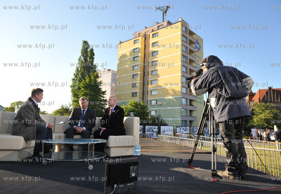 Poranek TVP Info nadawany z Placu Solidarnosci w 20...