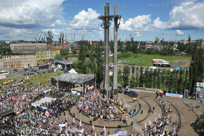 Gdansk. Plac Solidarnosci z pomnikiem Poleglych stoczniowcow....