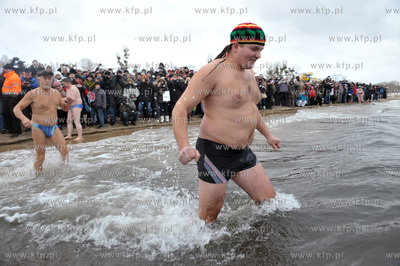 Noworoczna zimowa kapiel ponad 100 gdanskich morsow...
