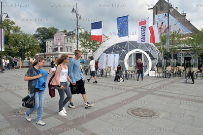 Letnia redakcja Gazety Wyborczej na placu Przyjaciol...