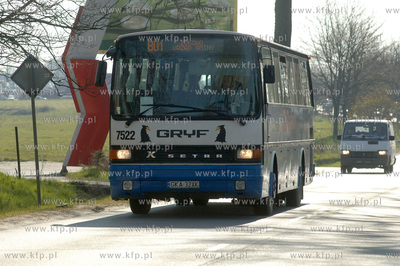 Gdansk Kokoszki. Autobus firmy Gryf nadjezdza ul. Kartuska...