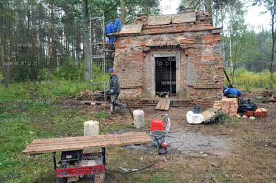Renowacja grobowca Gralathow w Sulminie gmina Zukowo...