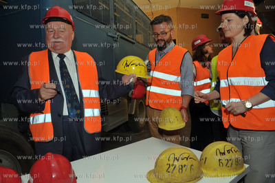 Prezydent Lech Walesa zwiedzal budowe Europejskiego...