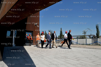 Prezydent Lech Walesa zwiedzal budowe Europejskiego...