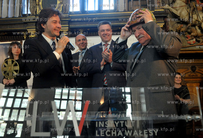 Dwor Artusa. Prezydent Lech Walesa wreczyl przyznawana...