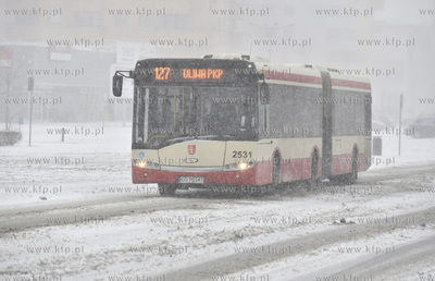 Gdańsk. Śnieżyca na Przymorzu. Autonus linii 127...