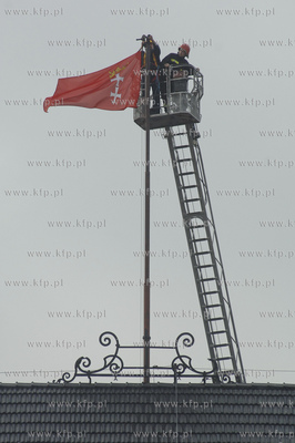 Strażacy zawieszają flagę gdańska na siedzibie...