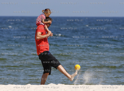Polwysep helski. Marcin Prokop nad morzem z coreczka.
23.07.2008
fot....