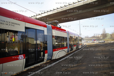 Gdańsk. Próbny przejaz tramwaju po zmodernizowanym...