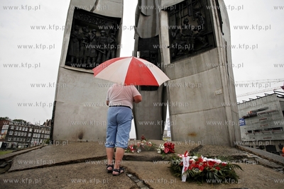 Gdansk. Zlozenie kwiatow pod pomnikiem Poleglych Stoczniowcow...