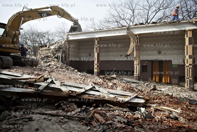 Gdansk. Wyburzanie budynku bylego kina Znicz przy ul....