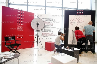 38 Gdynia Festiwal Filmowy. Stoisko PISF. Nz. portretowanie...