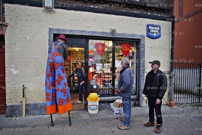 Gdansk Letnica. Parada szczudlarzy, ktora miala na...
