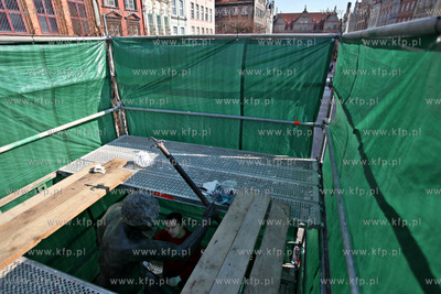 Konserwacja fontanny Neptuna na Długim Targu. Nz....