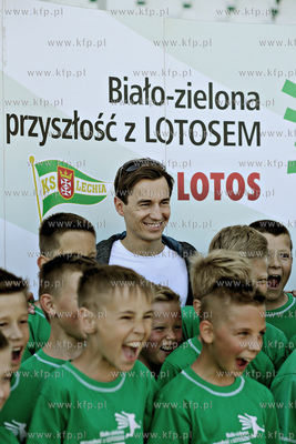 Skoczek narciarski Kamil Stoch spotkał sie na boisku...