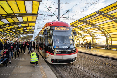 Tramwaj specialnej lini 60 uruchomionej przed meczem...