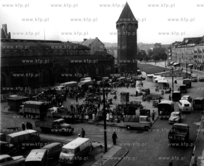 Hala Targowa w Gdansku i targowisko przed nia, Baszta...
