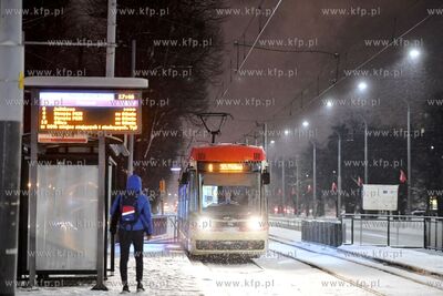 Zima w Gdańsku. Tramwaj Pesa Jazz Duo na przystanku...