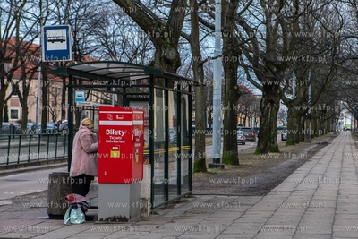 Gdańsk, Przystanek tramwajowy Zamenhoffa. Nz. Automat...
