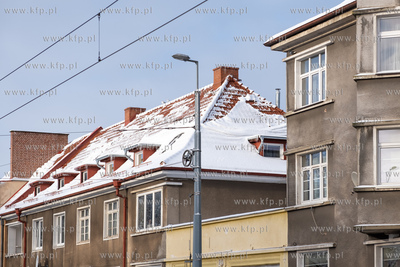 Zsuwający się śnieg z dachu budynku mieszkalnego....