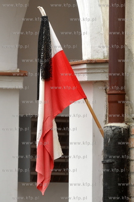 Zaloba narodowa po katastrofie prezydenckiego samolotu...