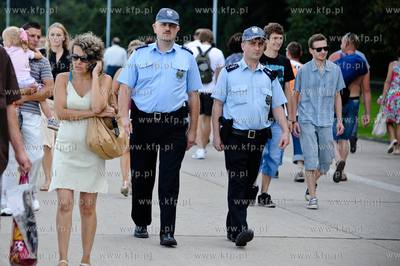 Gdynia. Tlumy turystow i mieszkancow gdyni podczas...