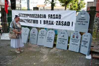 Gdansk. Wejscie do budynku Szpitala MSWiA. Manifestacja...