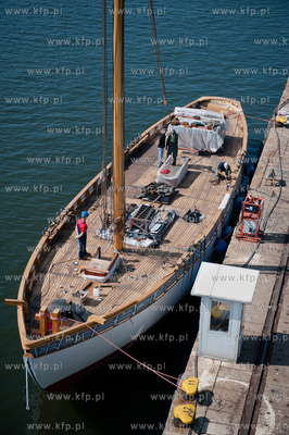 Gdansk. Stocznia Remontowa. Operacja stawiania pierwszego...